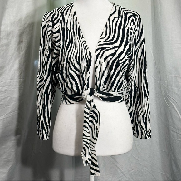 Lemmie  Sweater Cropped Cardigan  ties/ waist - Picture 1 of 6